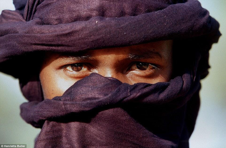 Manusia Sahara Ketika Laki laki Bercadar dan Perempuan Manusia Sahara Ketika Laki laki Bercadar dan Perempuan