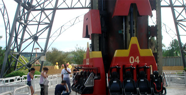 Adolescente morre após acidente em parque de diversões (Foto: Otávio Gomes Curcino/G1)