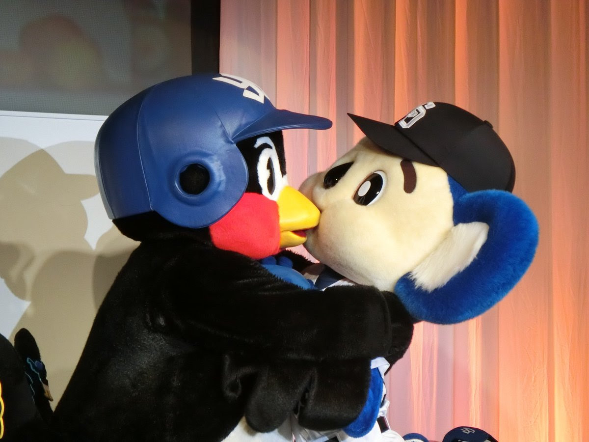 ドアラとつば九郎 いちゃついて のリクエストに なんか決定的瞬間 ツイナビ