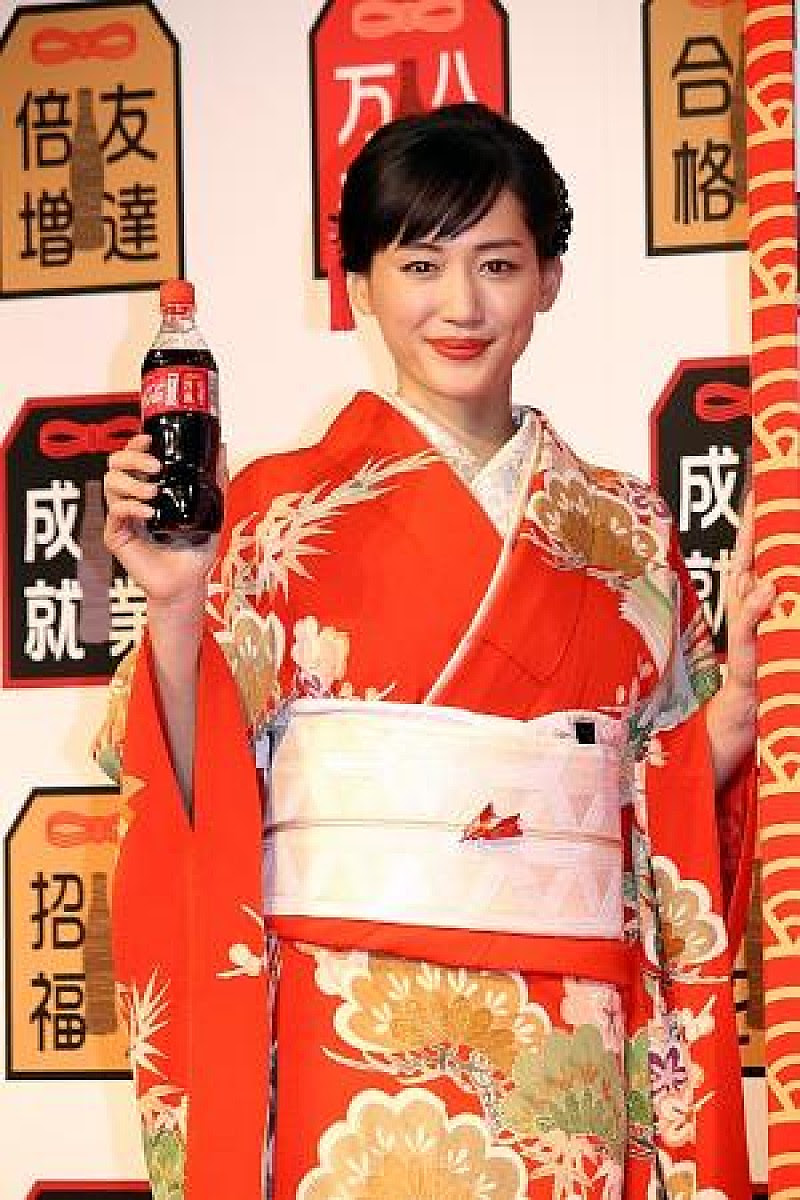 綾瀬はるか 振袖姿で餅つきに挑戦 いい運動ですね 熱くなりました Daily News Billboard Japan