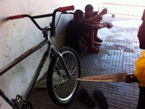 Adolescentes de 16 e 17 anos foram detidos e faca usada no crime apreendida pela polícia (Foto: Matheus Magalhães/G1)