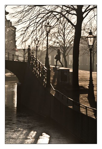 naar de brug toe