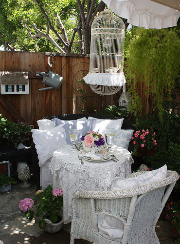bunnyhomedreams:

garden party for two (by Romantic Home)
