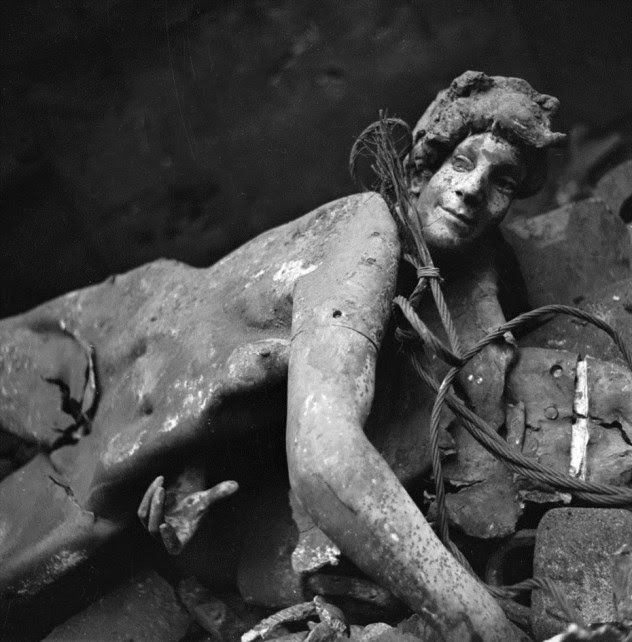 Destrucción por los nazis de las estatuas de París. 
