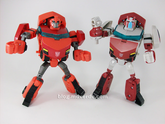 Transformers Ironhide Animated Deluxe Takara - modo robot vs Cybertronian Ratchet