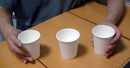 紙コップのマジックの種明かし 紙コップがすべて上向きに 動画付き
