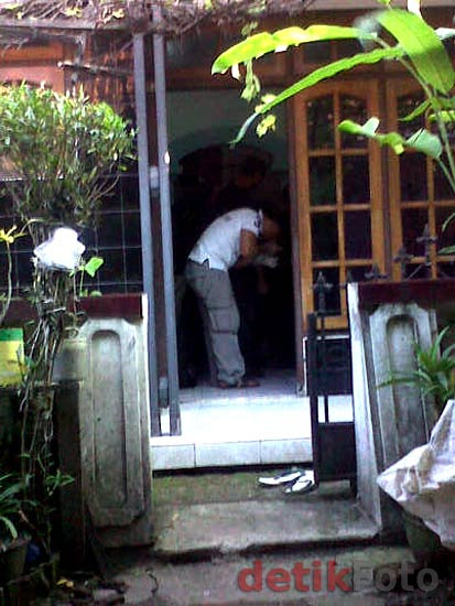 http://images.detik.com/content/2011/04/20/157/Rangkaian-Bom-03.jpg