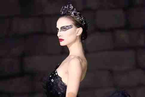 Natalie Portman Black Swan still. Portman as Black Swan.