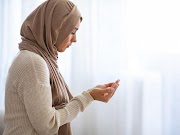 25+ Ide Terbaru Model Hijab Putih Sedang Duduk Di Kursi