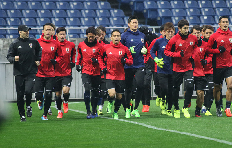 日本代表 雨模様の中でトレーニング この日からメディアに冒頭15分のみの公開 ロシアw杯アジア最終予選 超ワールドサッカー