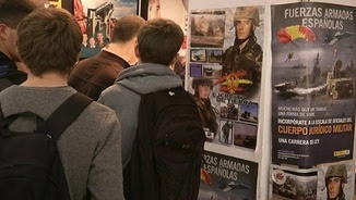 uns joves a l'estand de l'Exèrcit
