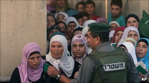 Palestinian women queue to cross a checkpoint in Bethlehem, West Bank (3 Sept 2010)