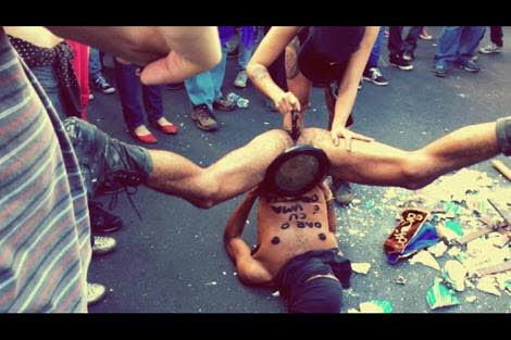 Gays enfiam cruz no cu na Parada Gay