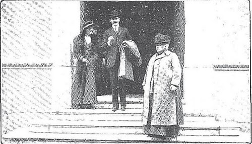 Los Príncipes de Connaught y la Infanta Isabel salen del Hotel Castilla de Toledo en 1913. Foto Rodríguez