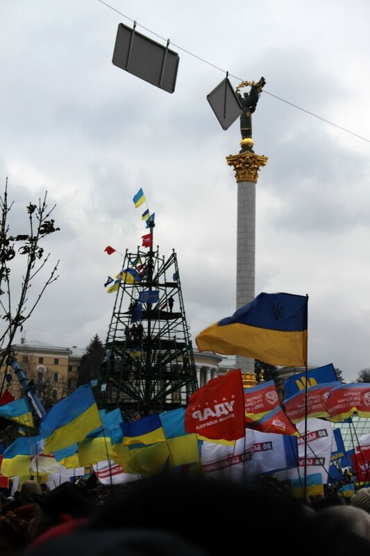 Флаги на главной елке Киева