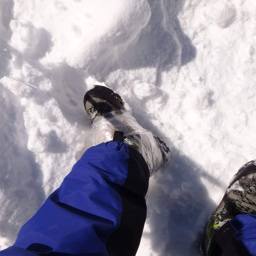 下山中 足の裏に違和感が なんと登山靴のソールが剥がれかけてる でも慌ててはいけません リュックに忍ばせていたガムテープとストレッチフィルムで応急処置 無事帰還 道具のメンテナンスはきちんとしましょう ストレッチフィルムで応急処置 登山靴壊れた 登山