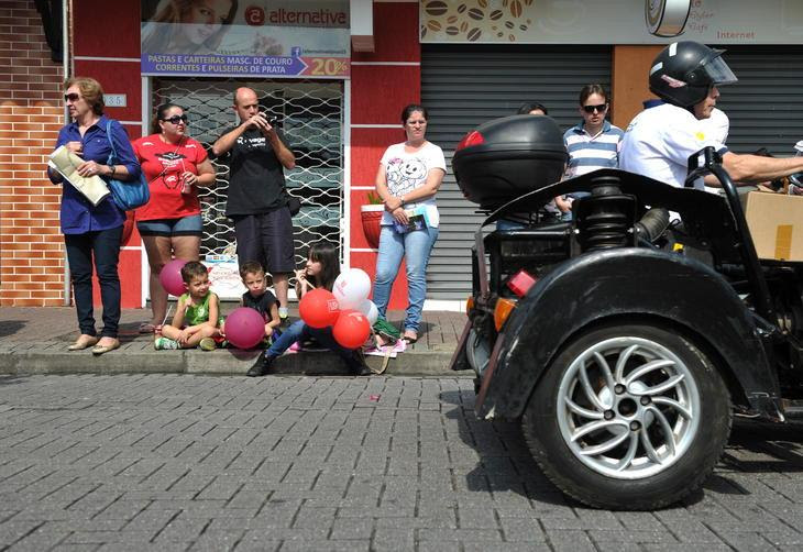 Desfile na Rua XV de Novembro teve 20 bandas e fanfarras, 10 carros alegóricos e reuniu mais de mil espectadores  :imagem 4