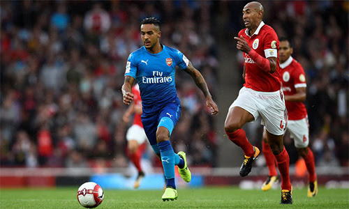 walcott-lap-cu-dup-trong-tran-thang-dam-cua-arsenal