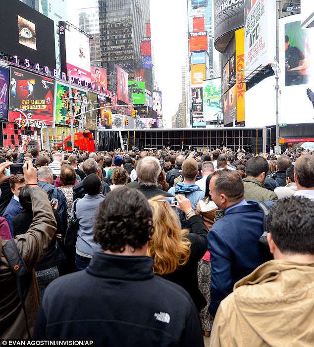 Even with a few hours notice, fans made sure they weren't going to miss out on this historic event