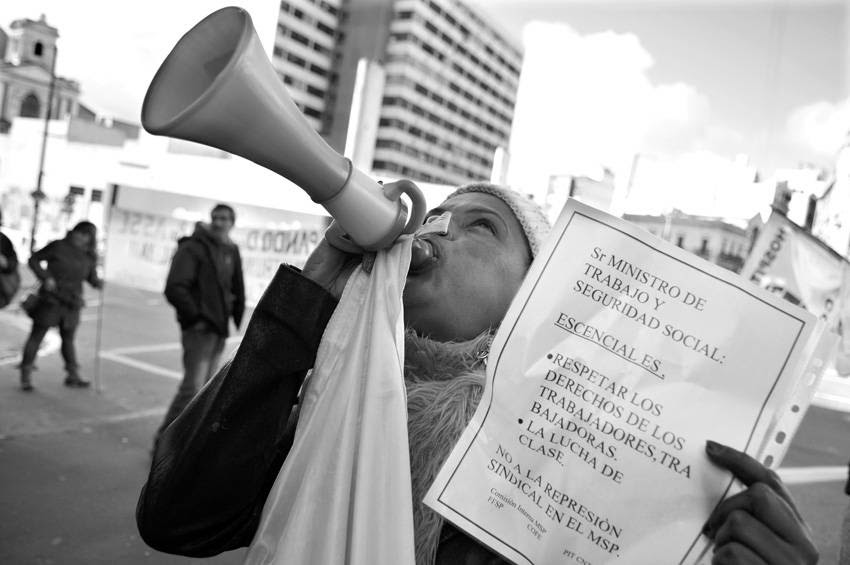 Trabajadores de salud pública se movilizaron ayer frente a la Dirección Nacional de Trabajo. / Foto: Javier Calvelo 