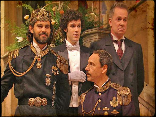 A realeza desce para dar início ao baile em busca de princesa Aurora