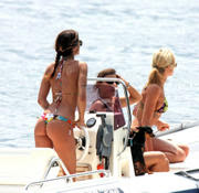 Sublime Elisabetta Canalis en bikini string avec ses copines hot - hot.curul.fr