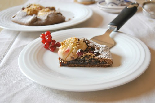 Chocolate crostata with pears and amaretti