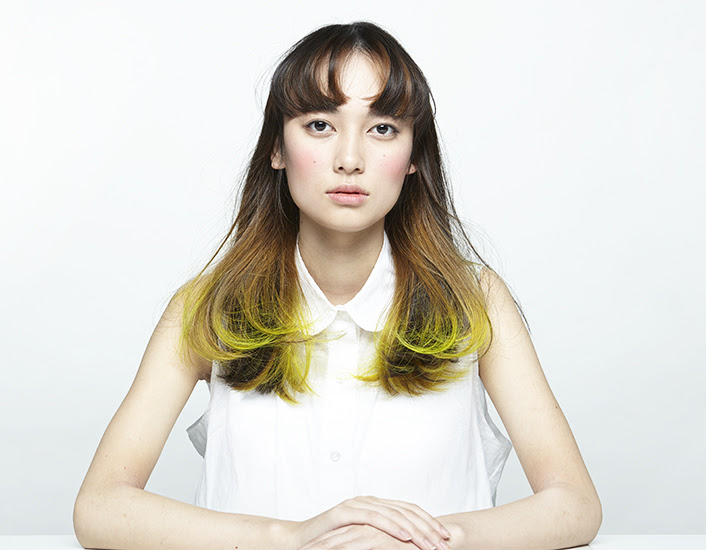 ハイトーンのグラデーションカラーがオシャレなロングヘアスタイル