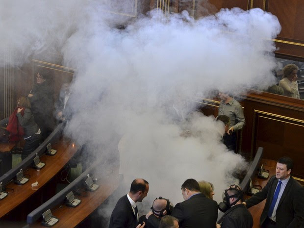 Deputados da oposição lançaram gás lacrimogênio para obstruir sessão no parlamento em Pristina, em Kosovo, nesta sexta-feira (19) (Foto: Agron Beqiri/ Reuters)