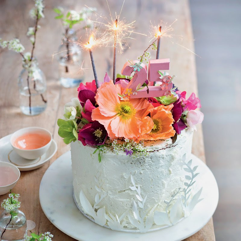 Un g teau d cor de fleurs fra ches et de papiers Marie Un g teau d cor de fleurs fra ches et de papiers Marie