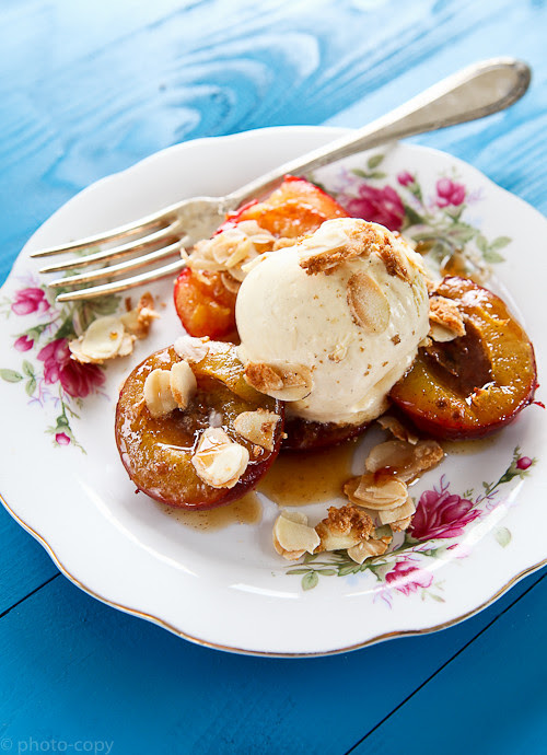 ovenbaked plums with almonds