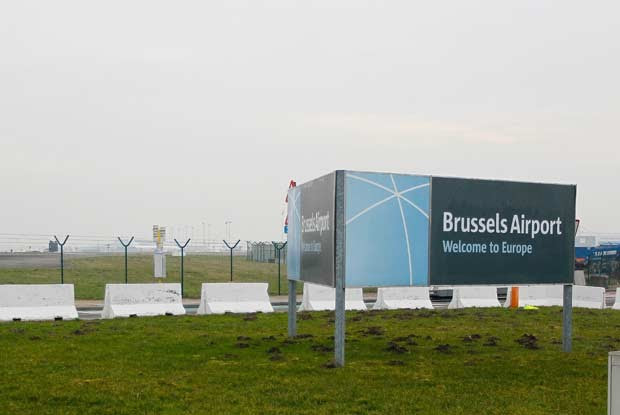 Placa de boas vindas ao aeroporto de Bruxelas, na Bélgica, nesta terça-feira (19) (Foto: AFP)
