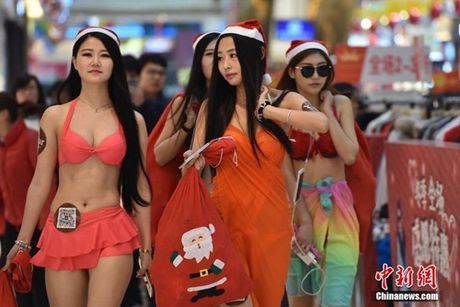 Rét 0 độ, ‘bà già Noel’ diện nội y đi trao quà