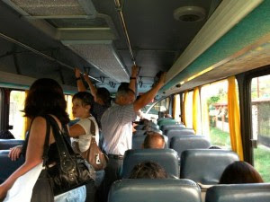 Las personas que usan el bus hacia Tobosi, Corralillo y pagan casi el doble que el año pasado. (Imagen cortesía de Verónica Hernández.)