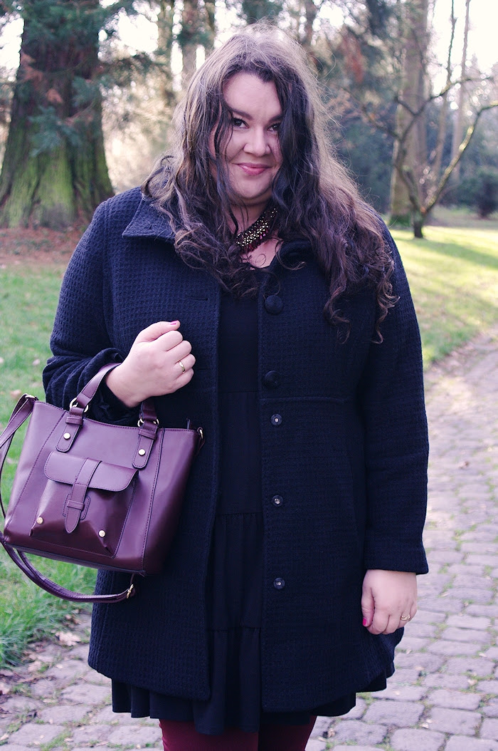 Große Größen Plus Size Fashion Blog burgundy maroon Bordeaux leggings curvy bib bag