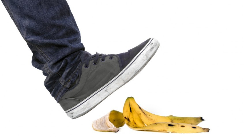 Awas hati-hati saat melangkah. Bisa terpeleset saat menginjak kulit pisang. Ilustrasi  Menginjak kulit pisang (Shutterstock). 