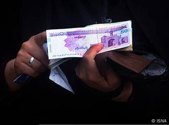 وزیر اقتصاد جمهوری اسلامی می‌گوید: هر چند حداقل ۱۵ ميليون نفر می‌‌توانند از دريافت يارانه انصراف دهند اما دولت تصميمی برای حذف این افراد ندارد