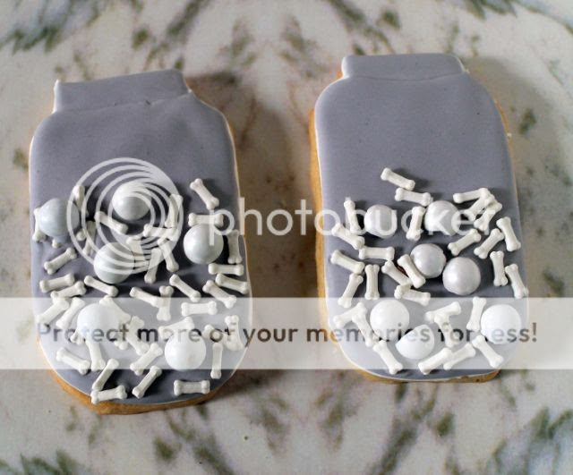 mason jar cookies, freaky cookies, 3D cookies, eyeballs cookies, galletas de halloween, eyes in a bottle cookie,  Cookie jar with bones and eye balls, spooky cookies ideas, mason jar Halloween cookies ideas, Halloween desserts, DIY halloween, Halloween dessert table,