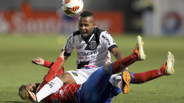 Chiquinho jogo Ponte Preta contra Deportivo Pasto (Foto: Reuters)