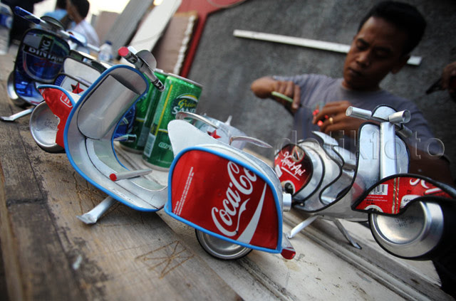 Miniatur Vespa  dari  Kaleng  Bekas 