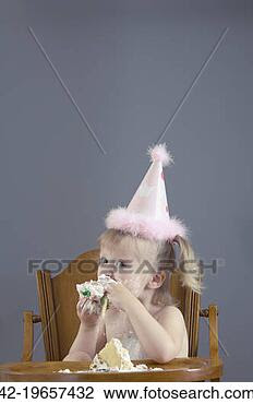 Banco de Imagem - bebê, menina,  comer, bolo. fotosearch  - busca de fotos,  imagens e clipart