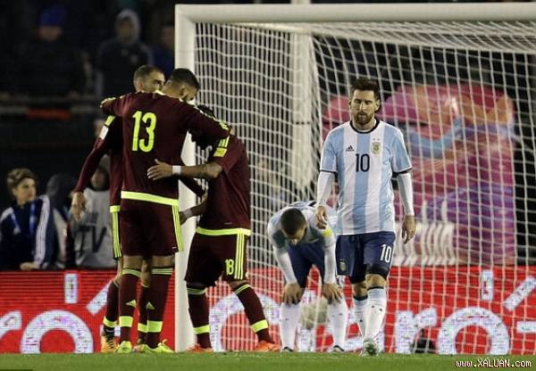 Messi không giấu được vẻ thất vọng sau trận hòa như thua trước Venezuela