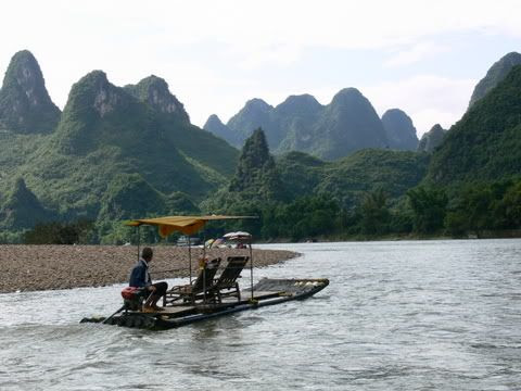 Radeau de bambou sur la rivière Li à Xingping entre Guilin et Yangshuo en Chine