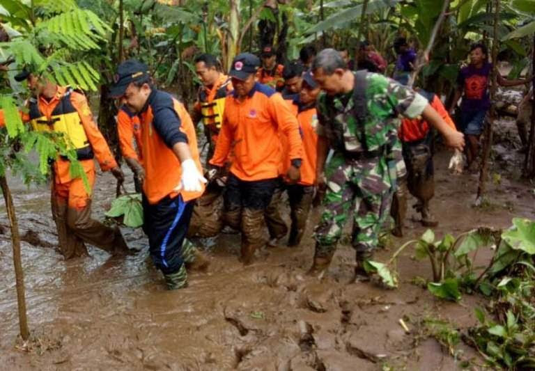 korban banjir bandang kediri renggut 2 nyawa wisatawan
