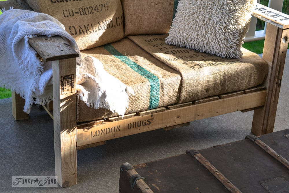 A cool pallet wood chair anyone can make in a couple of hours ...
