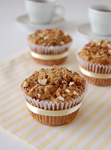 Crunchy-top pear muffins / Muffins de pêra com cobertura crocante