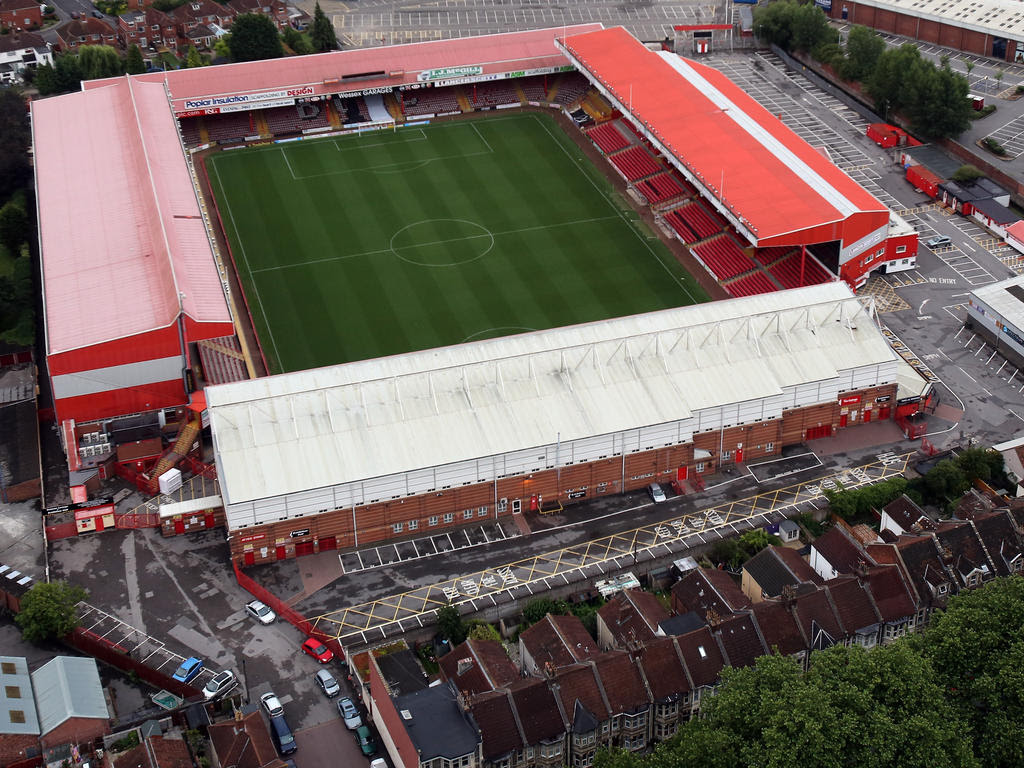 In Bristol Citys Ashton Gate werden hochklappbare Sitze montiert.
