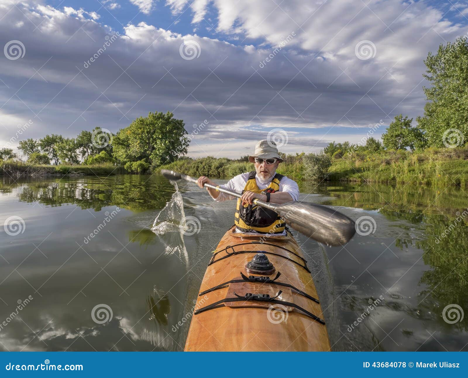  kayak en bois de construction maison de mer sur un lac dans le