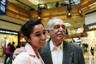 El escritor colombiano y Premio Nobel de literatura 1982, Gabriel García Márquez, posa con una admiradora hoy, lunes 30 de septiembre de 2013, durante su visita a un centro comercial en el sur de Ciudad de México, donde lució de buen humor e incluso posó junto a sus admiradoras. EFE