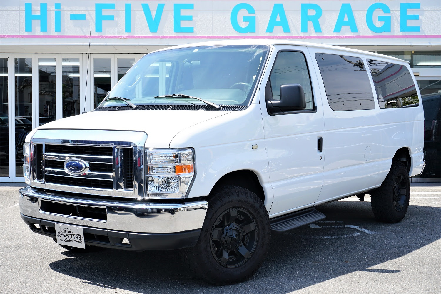 フォード エコノライン E150 Xlt 新車並行車 大阪府摂津市のアメ車専門店hi Five Garageは新車や中古車 ビンテージカー 各種パーツ 代行輸入まで充実のサービス体制を取り揃えております